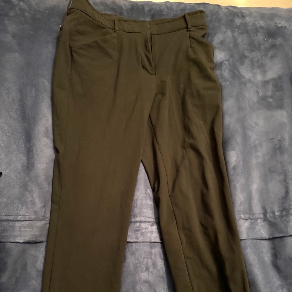 Classic Nike Golf women’s pants in black.